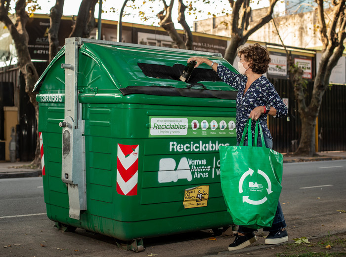Mujer reciclando residuos